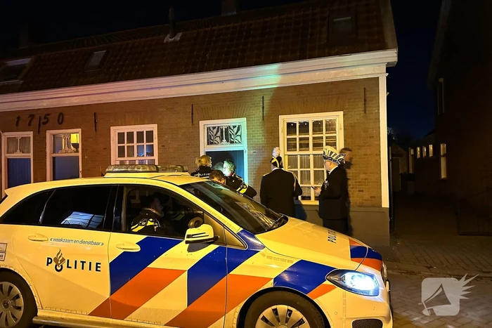 Bus botst tegen gevel van woning
