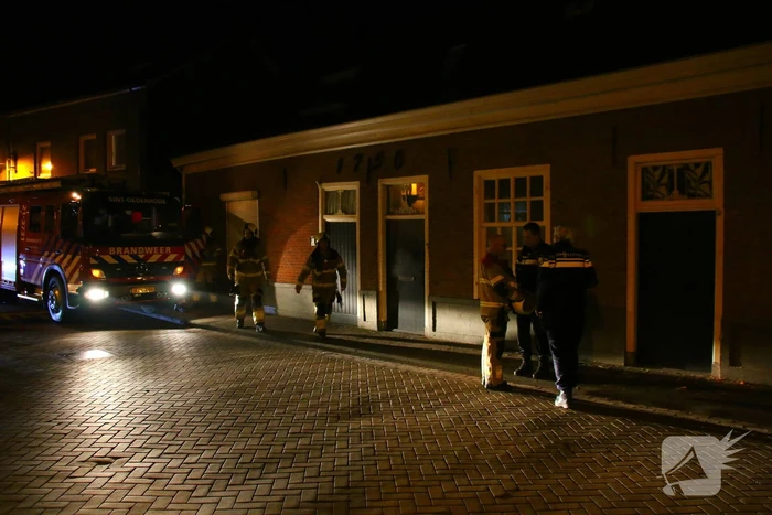 Bus botst tegen gevel van woning