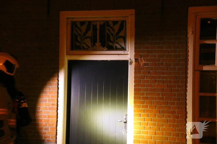 Bus botst tegen gevel van woning