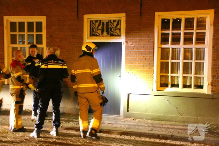Bus botst tegen gevel van woning