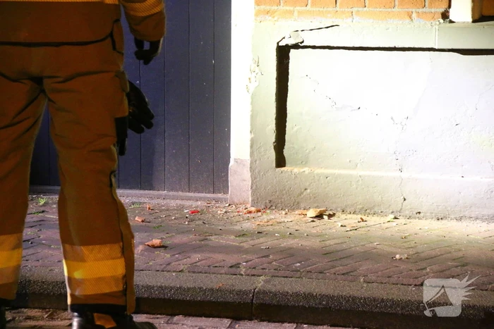 Bus botst tegen gevel van woning