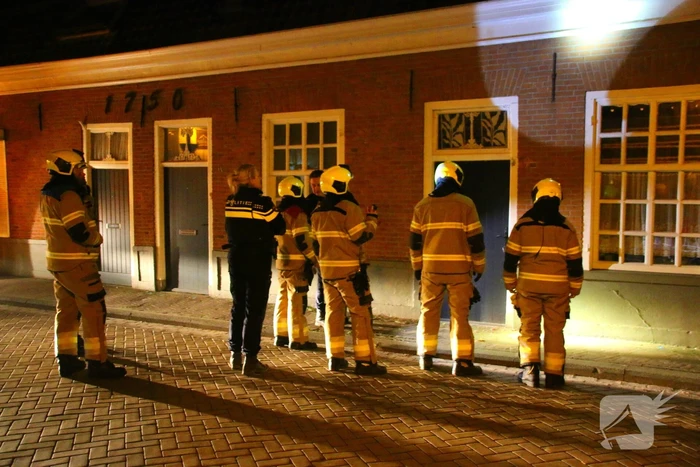 Bus botst tegen gevel van woning