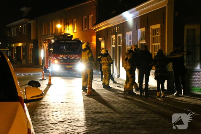 Bus botst tegen gevel van woning