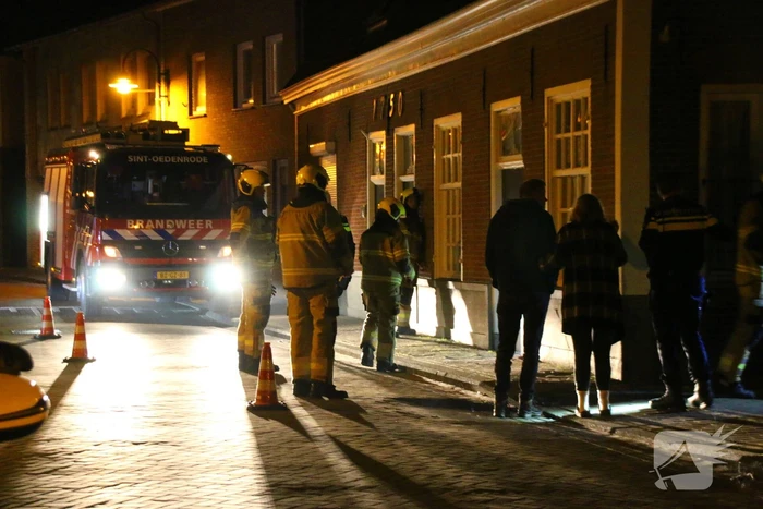 Bus botst tegen gevel van woning