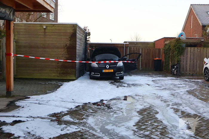 Brand in auto verspreidt naar schuur
