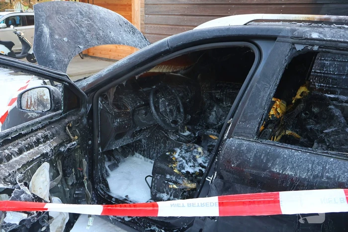 Brand in auto verspreidt naar schuur