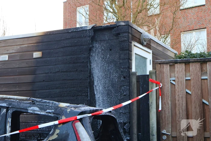 Brand in auto verspreidt naar schuur