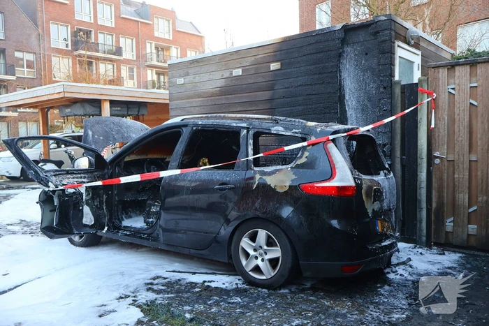 Brand in auto verspreidt naar schuur
