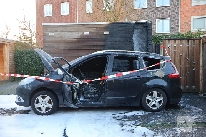 Brand in auto verspreidt naar schuur