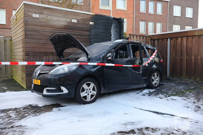 Brand in auto verspreidt naar schuur
