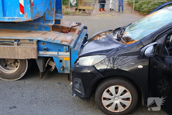Ongeluk met vrachtwagen en personenwagen