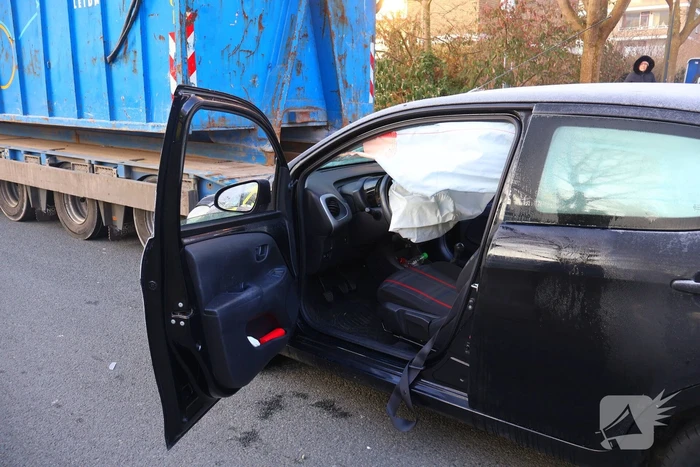 Ongeluk met vrachtwagen en personenwagen