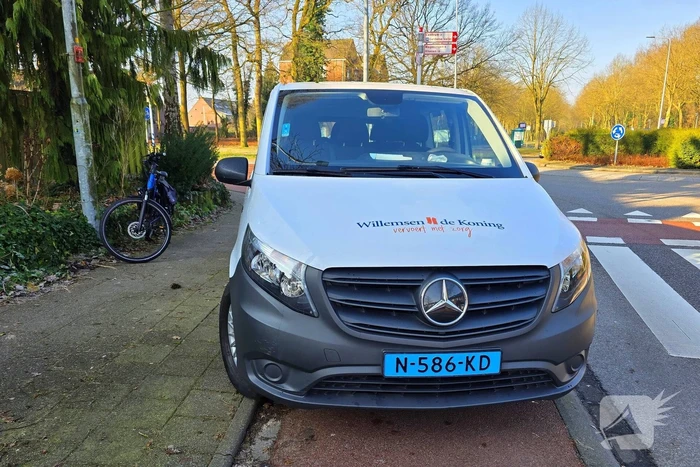 Fietser aangereden door taxibus