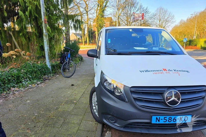 Fietser aangereden door taxibus