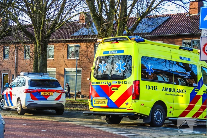 Bestelbus botst op oudere fietser