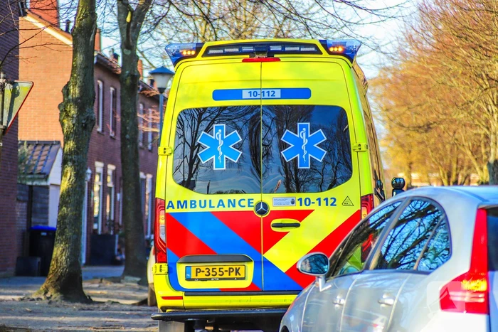 Bestelbus botst op oudere fietser