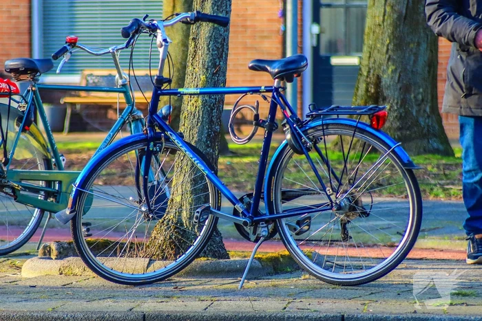 Bestelbus botst op oudere fietser