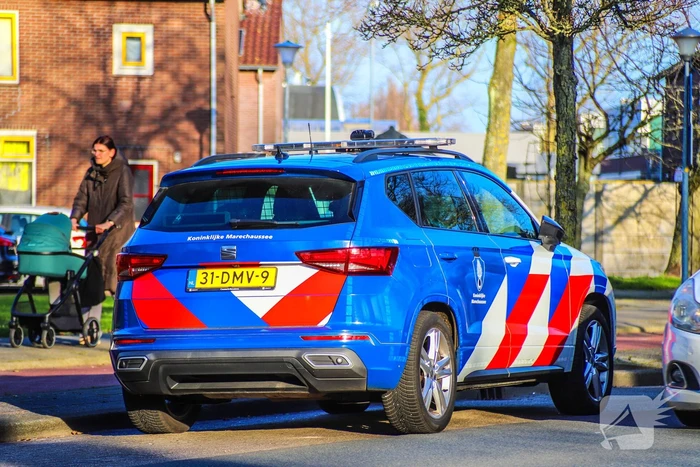 Bestelbus botst op oudere fietser
