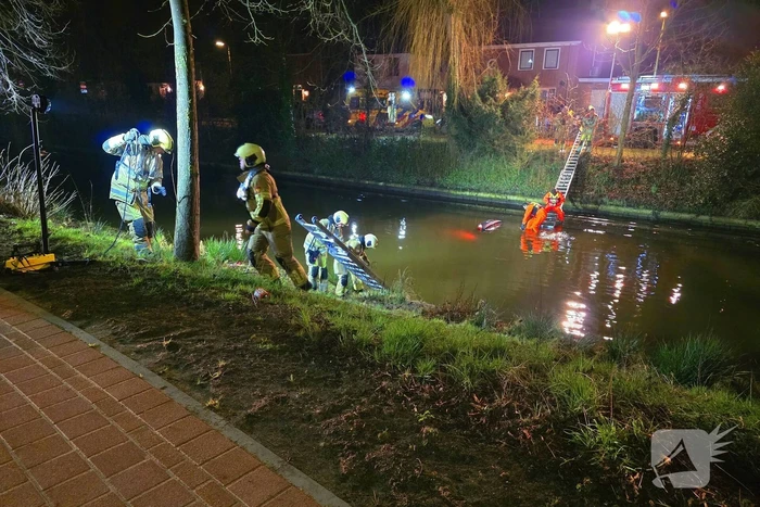 Auto raakt te water