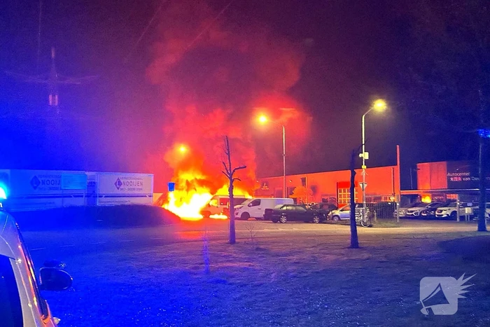 Meerdere voertuigen in vlammen