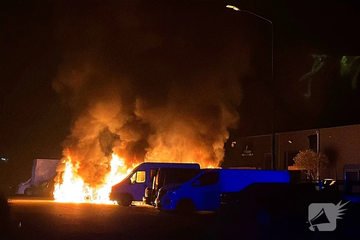 Meerdere voertuigen in vlammen