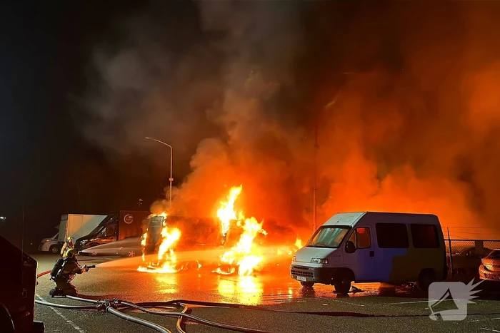 Meerdere voertuigen in vlammen