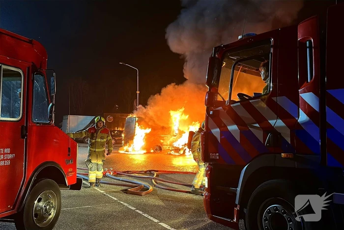 Meerdere voertuigen in vlammen