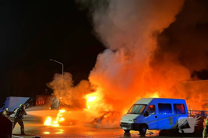 Meerdere voertuigen in vlammen