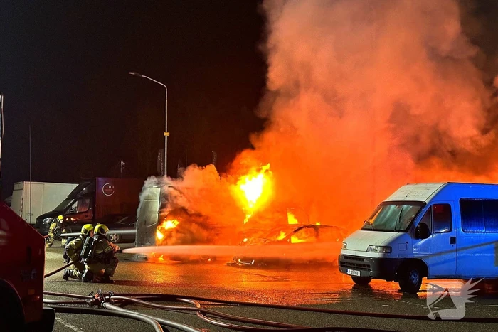Meerdere voertuigen in vlammen