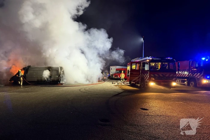 Meerdere voertuigen in vlammen