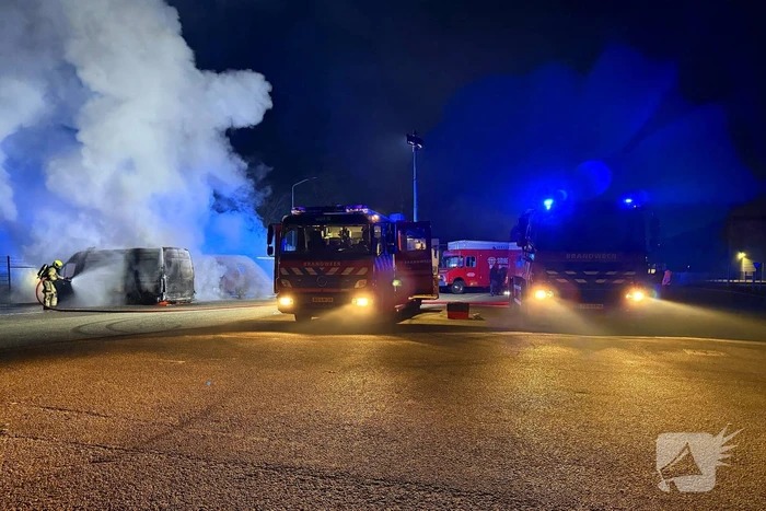 Meerdere voertuigen in vlammen