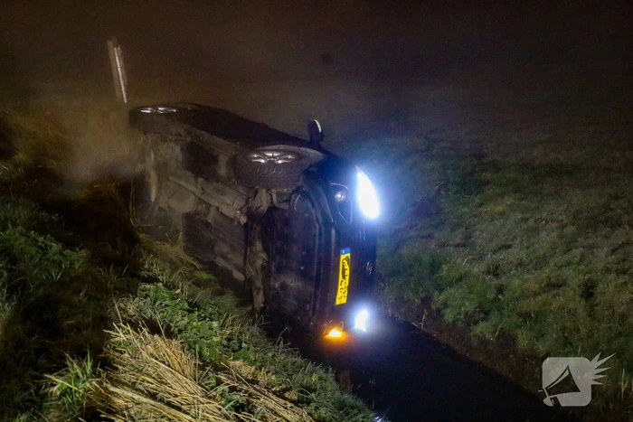 Auto belandt in sloot na mistig ongeluk