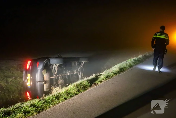 Auto belandt in sloot na mistig ongeluk
