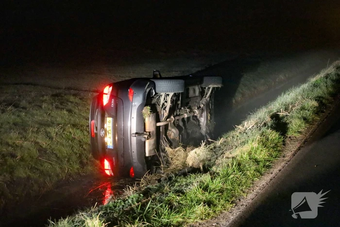 Auto belandt in sloot na mistig ongeluk