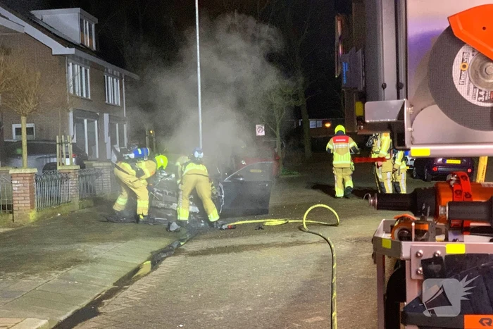 Brand verwoest geparkeerde wagen
