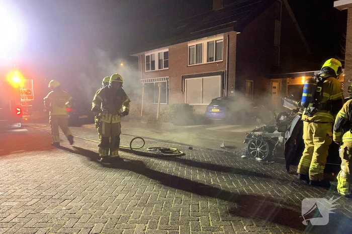 Brand verwoest geparkeerde wagen