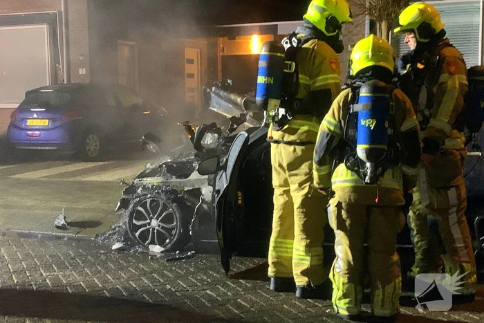 Brand verwoest geparkeerde wagen
