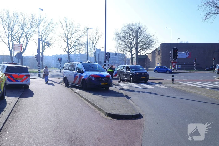 Fietser gewond bij aanrijding met bestelbus