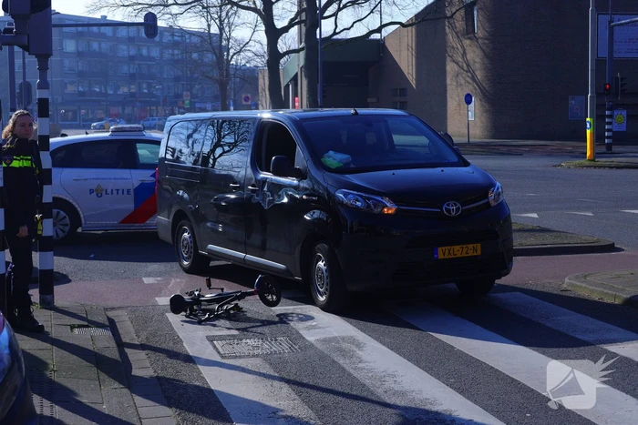 Fietser gewond bij aanrijding met bestelbus