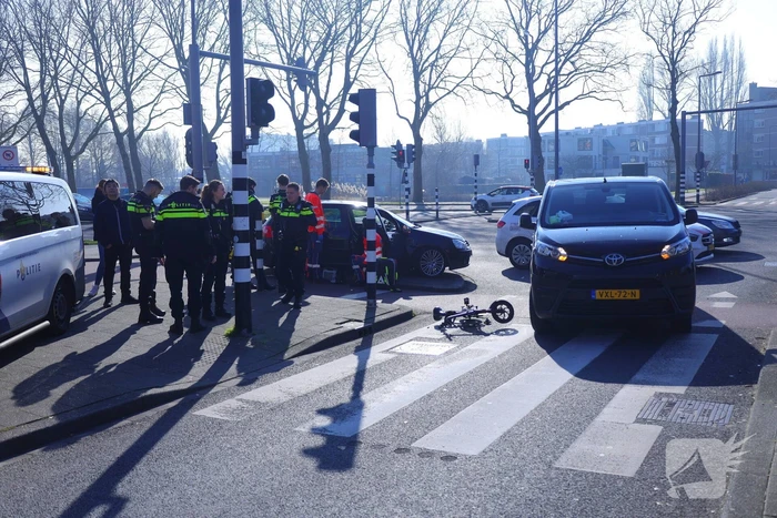 Fietser gewond bij aanrijding met bestelbus