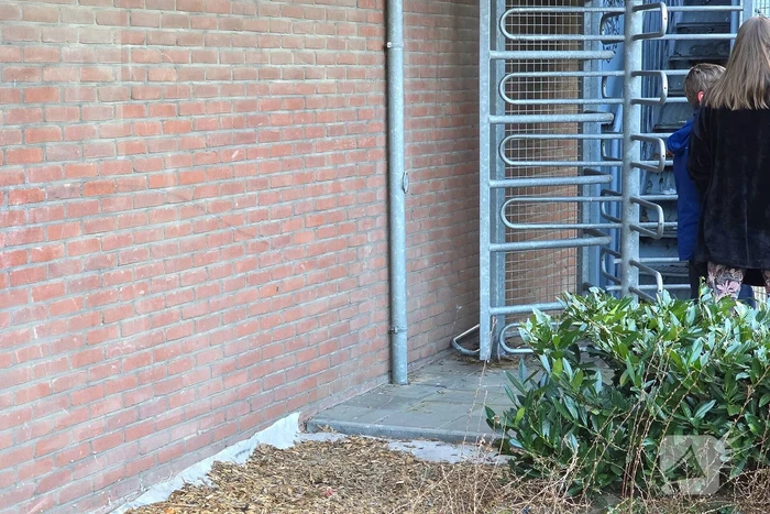 Brandweer bevrijdt Kind welke vast zit met hoofd zit in draaihek