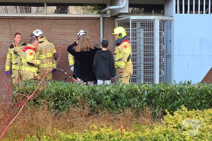 Brandweer bevrijdt Kind welke vast zit met hoofd zit in draaihek