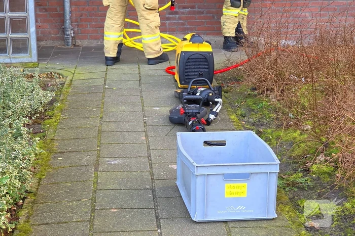 Brandweer bevrijdt Kind welke vast zit met hoofd zit in draaihek