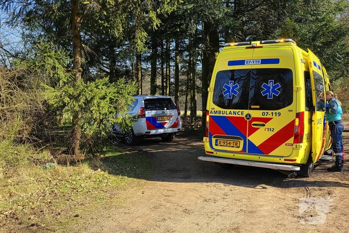 Mountainbiker ten val in bosrijk gebied