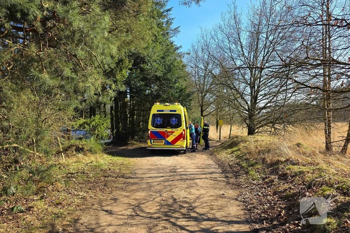 Mountainbiker ten val in bosrijk gebied