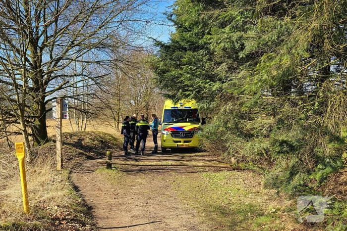 Mountainbiker ten val in bosrijk gebied