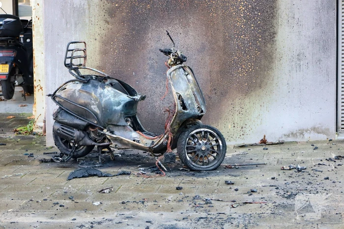 Gevel flatgebouw beschadigd door scooterbrand