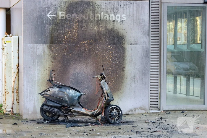 Gevel flatgebouw beschadigd door scooterbrand