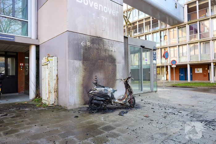 Gevel flatgebouw beschadigd door scooterbrand
