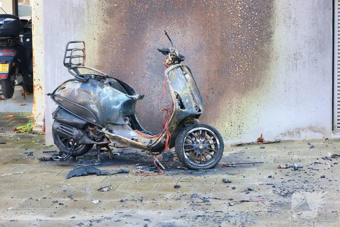 Gevel flatgebouw beschadigd door scooterbrand